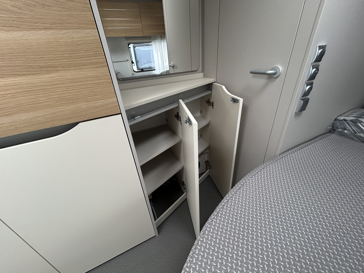 ADRIA ADORA 472 UP 大型パノラマウィンドウとスカイルーフが生み出す圧倒的な開放感が魅力のプレミアムキャラバンの画像