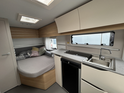 ADRIA ADORA 472 UP 大型パノラマウィンドウとスカイルーフが生み出す圧倒的な開放感が魅力のプレミアムキャラバンの他画像4枚目