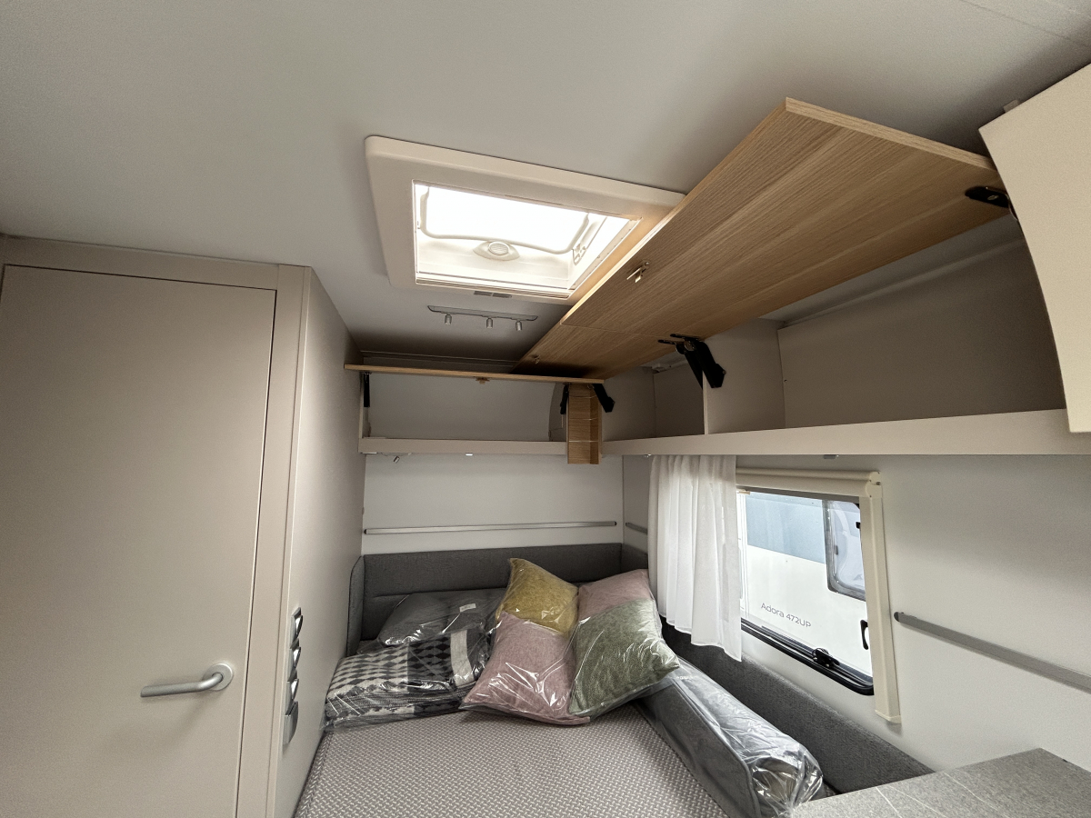 ADRIA ADORA 472 UP 大型パノラマウィンドウとスカイルーフが生み出す圧倒的な開放感が魅力のプレミアムキャラバンの画像