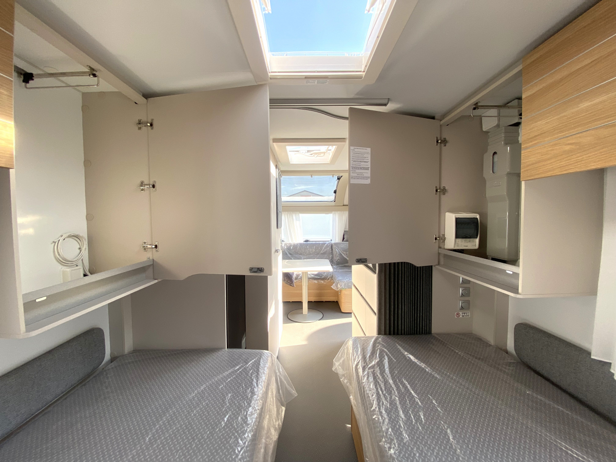 ADRIA ADORA 502 UL 星空を、寝室の天井に。パノラマウィンドウが生む、圧倒的な開放感。の画像