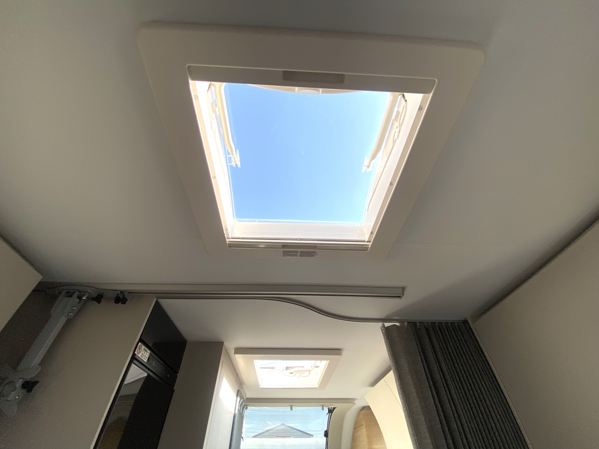 ADRIA ADORA 502 UL 星空を、寝室の天井に。パノラマウィンドウが生む、圧倒的な開放感。の画像