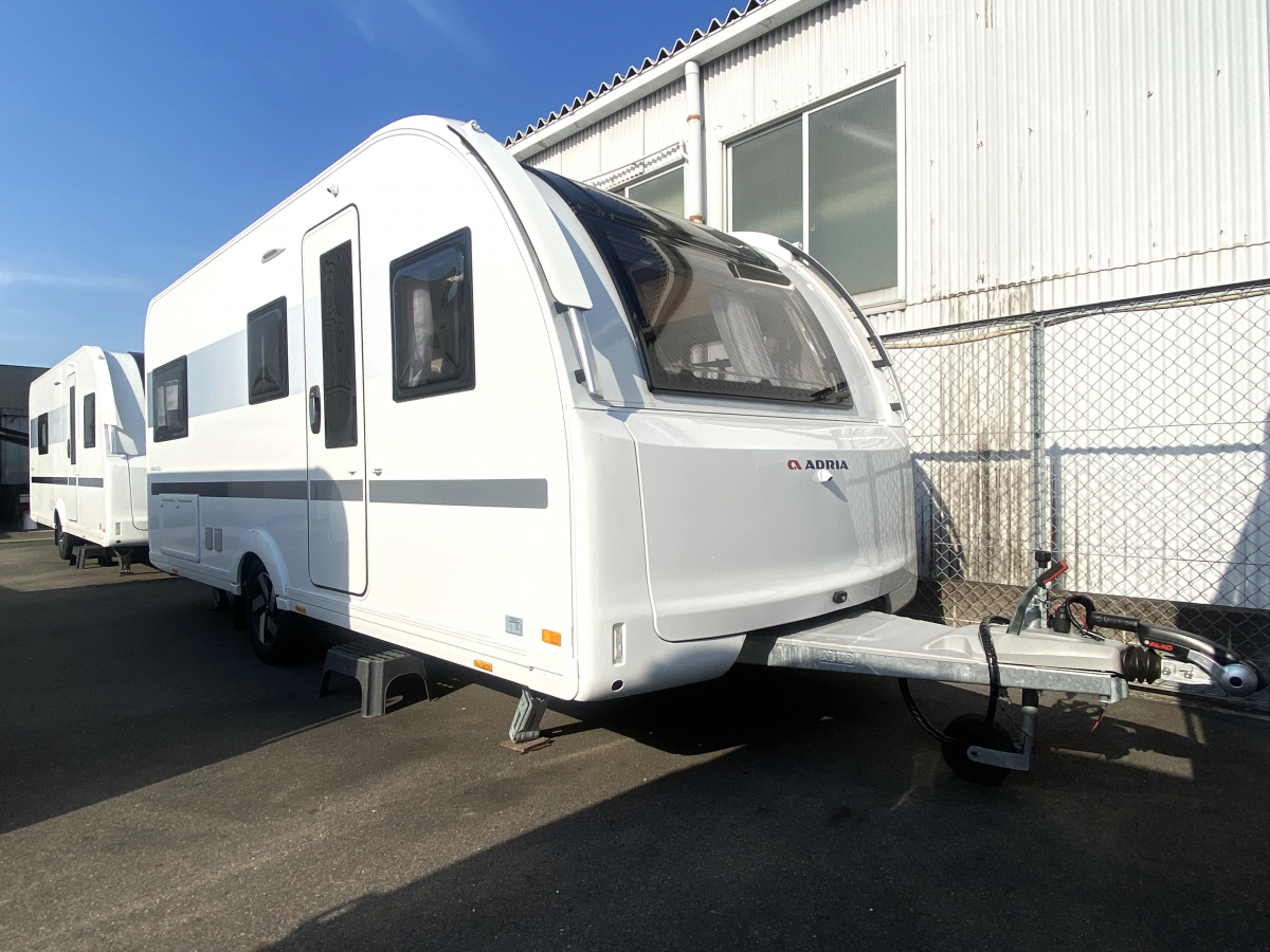 ADRIA ADORA 502 UL 星空を、寝室の天井に。パノラマウィンドウが生む、圧倒的な開放感。の画像