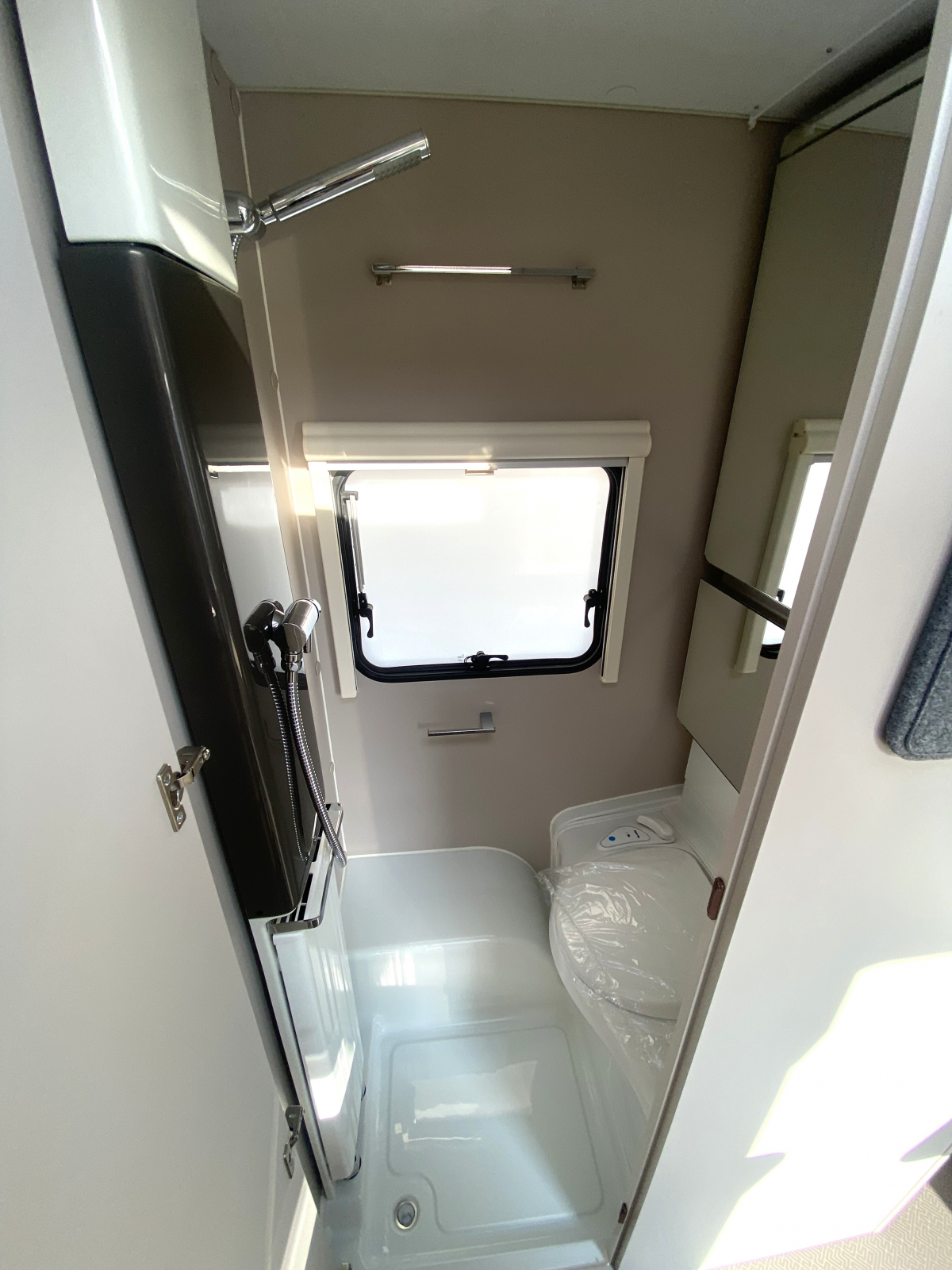 ADRIA ADORA 502 UL 星空を、寝室の天井に。パノラマウィンドウが生む、圧倒的な開放感。の画像