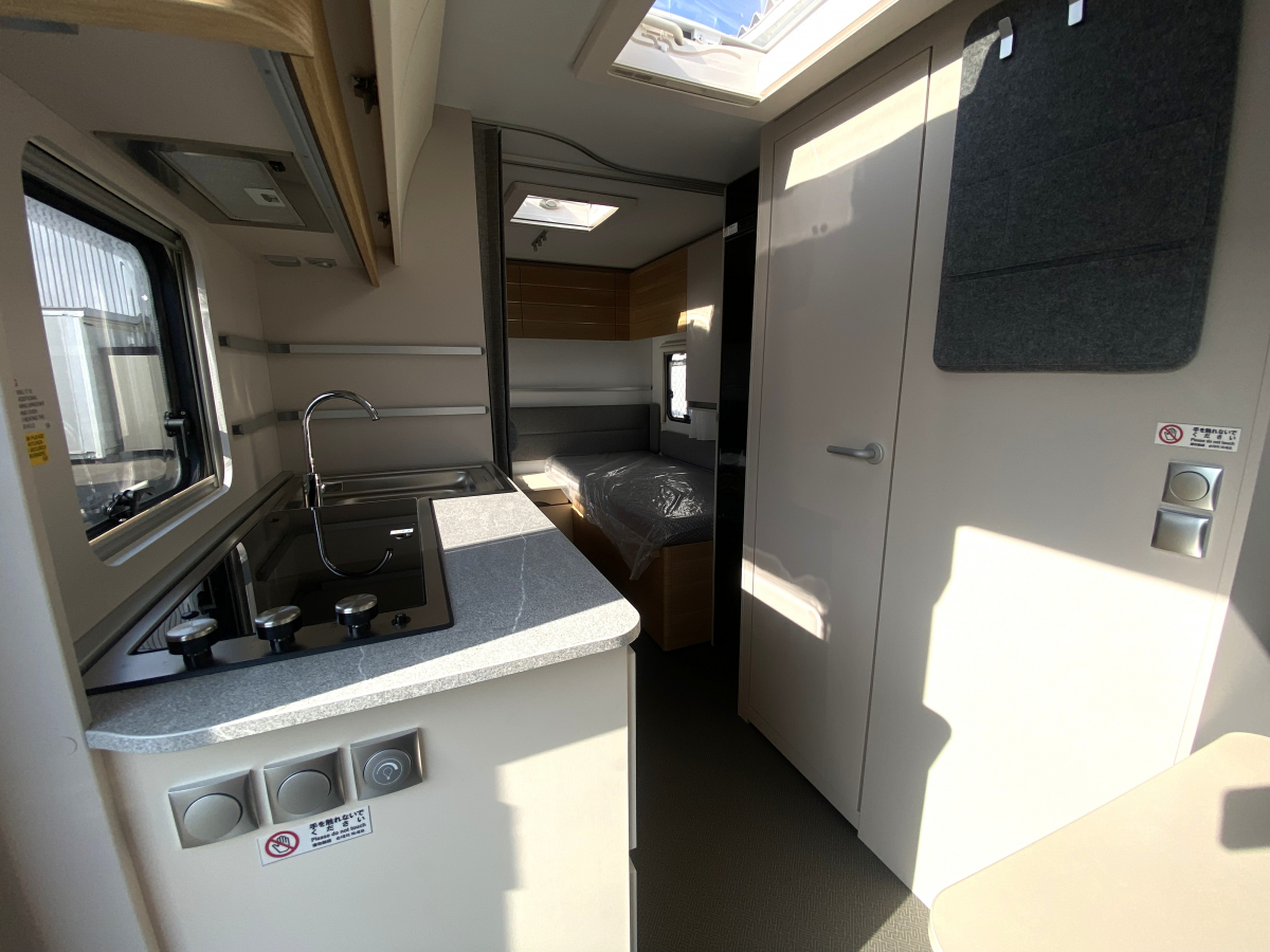 ADRIA ADORA 502 UL 星空を、寝室の天井に。パノラマウィンドウが生む、圧倒的な開放感。の画像