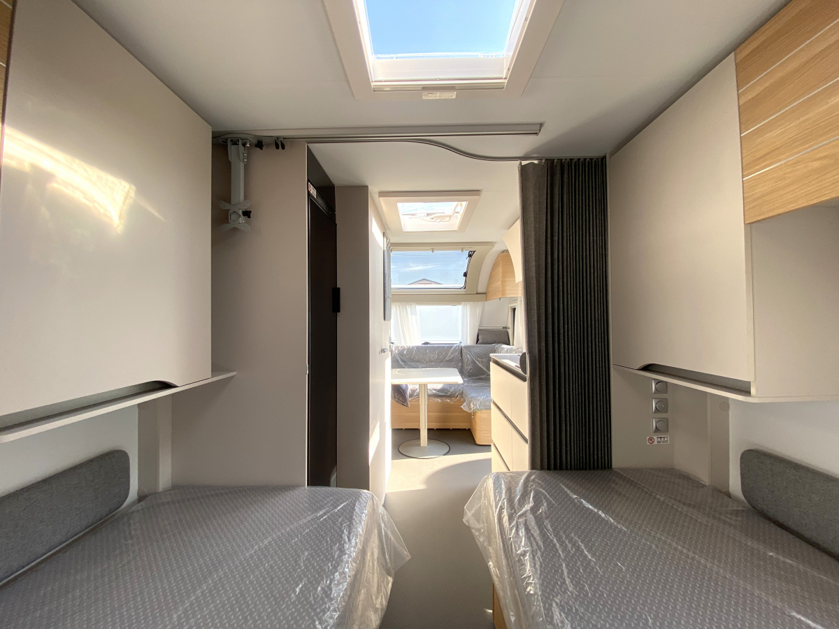 ADRIA ADORA 502 UL 星空を、寝室の天井に。パノラマウィンドウが生む、圧倒的な開放感。の画像
