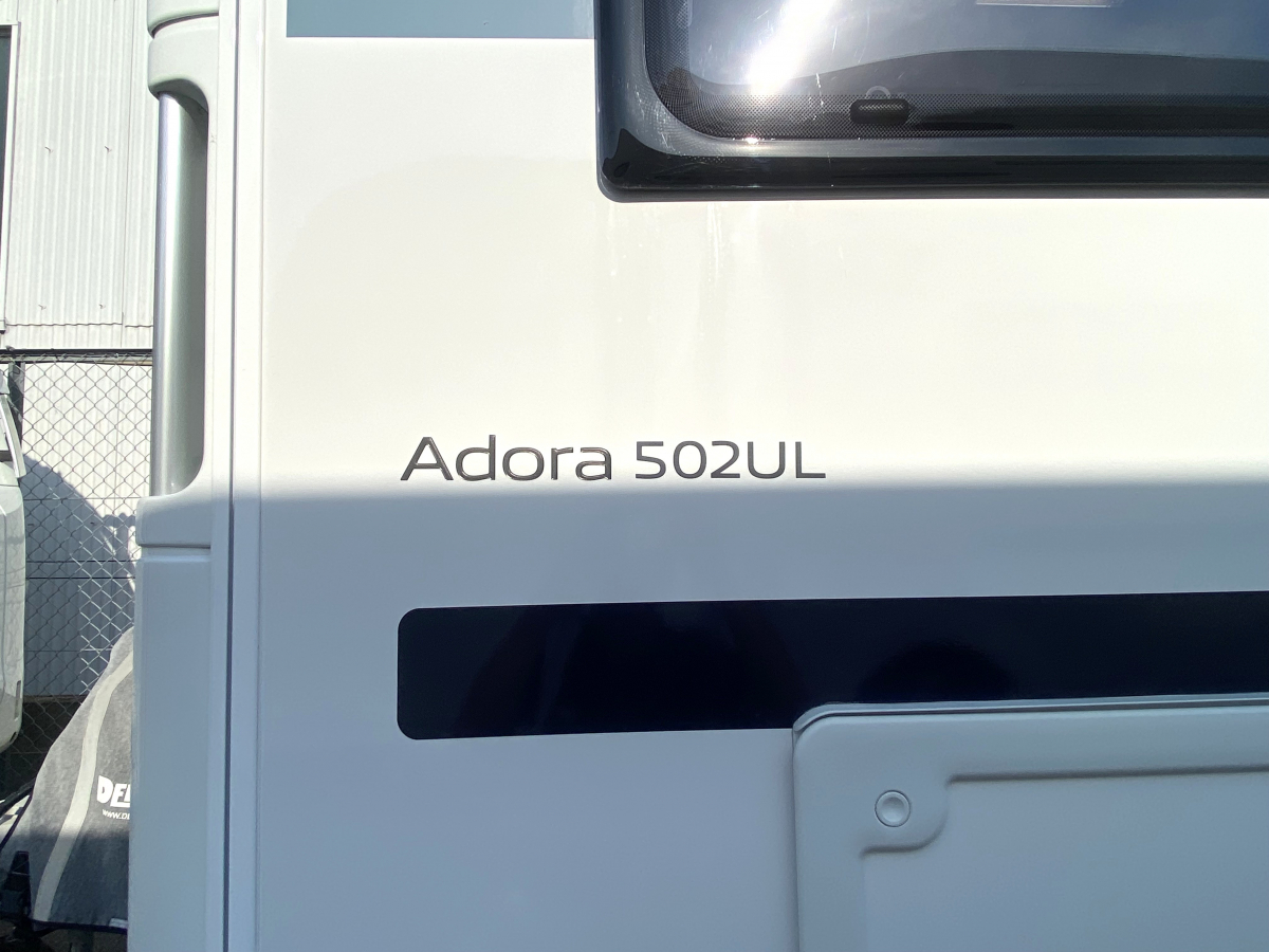ADRIA ADORA 502 UL 星空を、寝室の天井に。パノラマウィンドウが生む、圧倒的な開放感。の画像