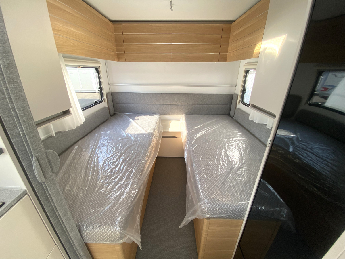 ADRIA ADORA 502 UL 星空を、寝室の天井に。パノラマウィンドウが生む、圧倒的な開放感。の画像