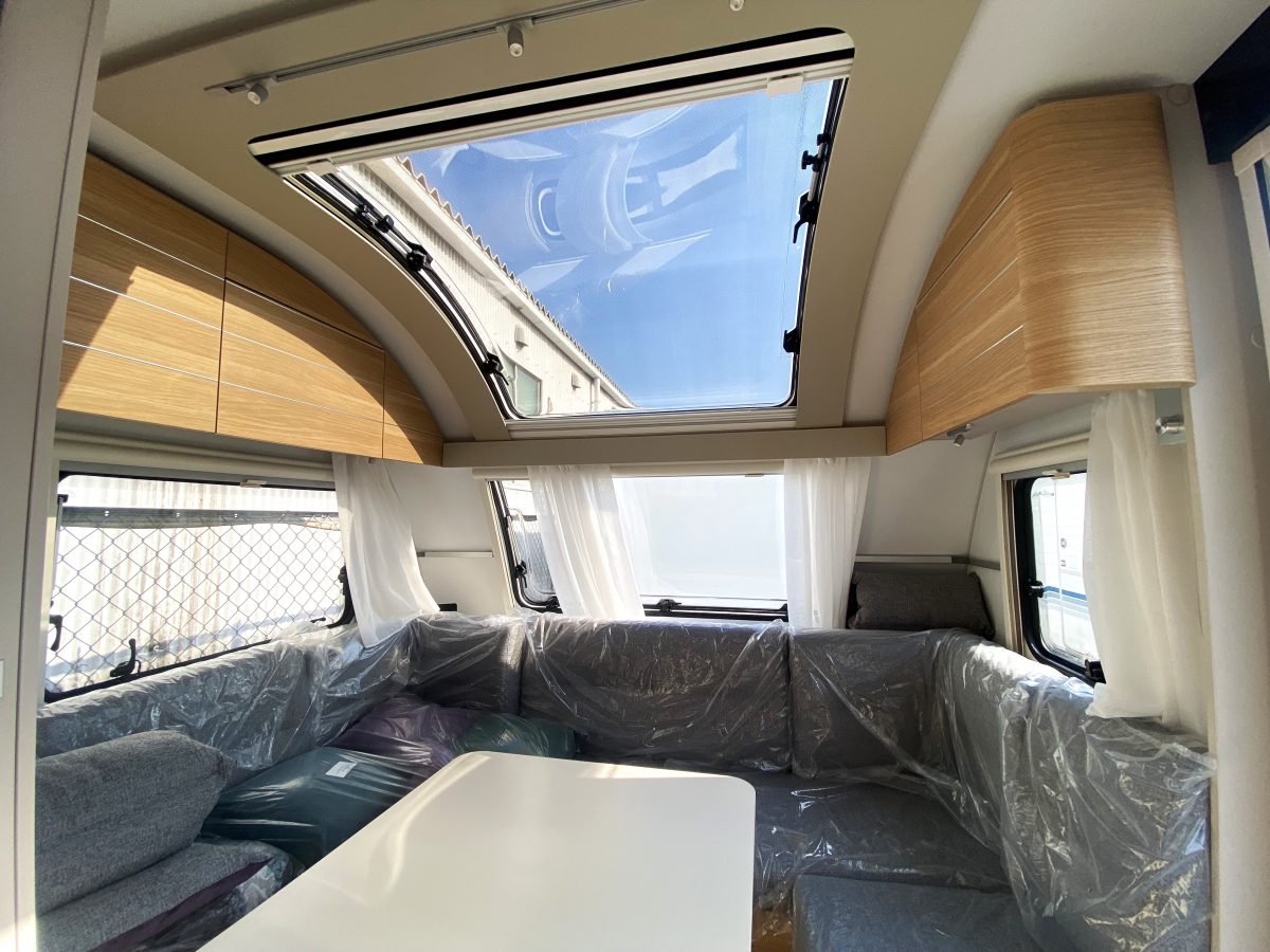 ADRIA ADORA 502 UL 星空を、寝室の天井に。パノラマウィンドウが生む、圧倒的な開放感。の画像