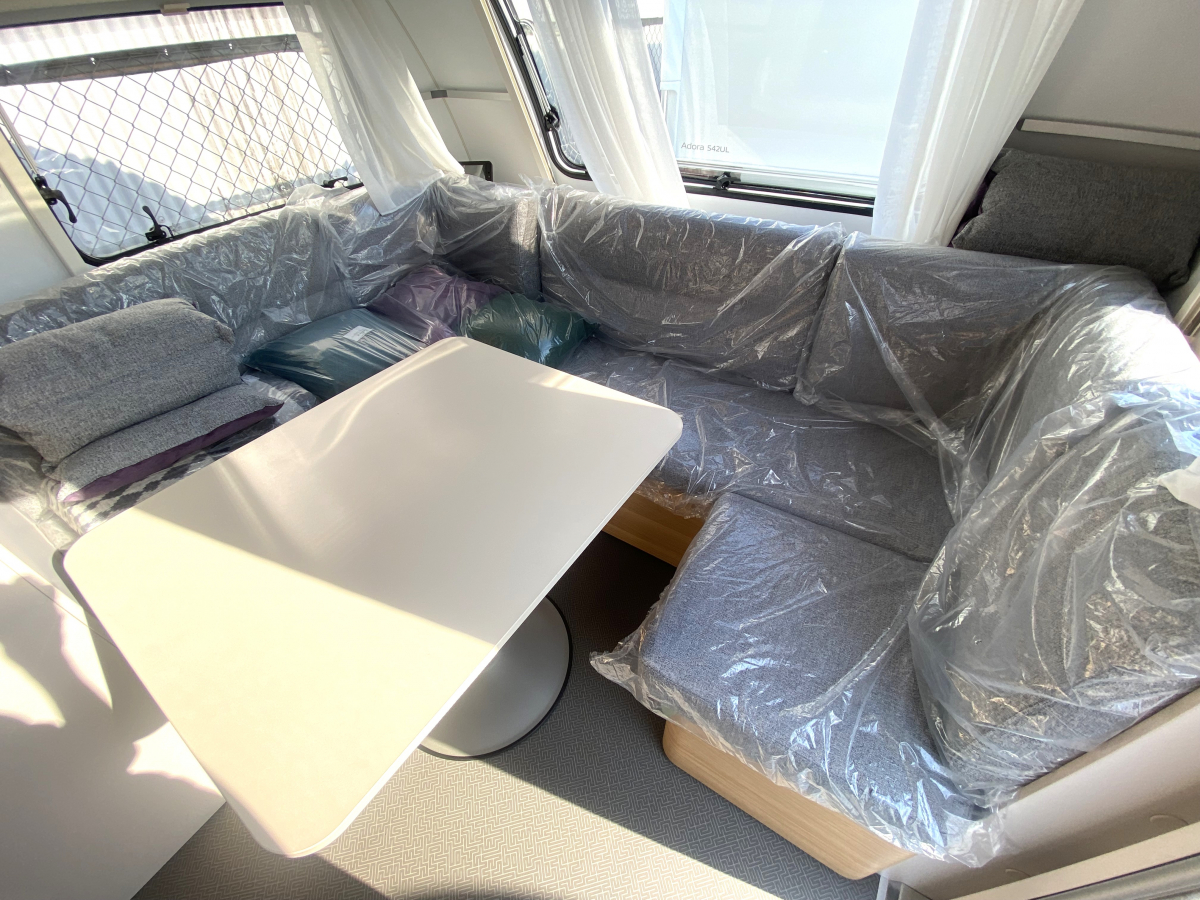 ADRIA ADORA 502 UL 星空を、寝室の天井に。パノラマウィンドウが生む、圧倒的な開放感。の画像