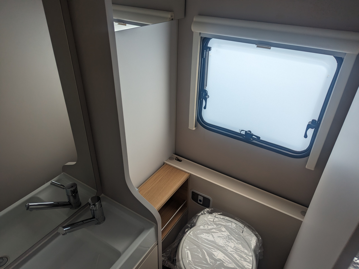 ADRIA ADORA 572 UT パノラマの空と暮らす、新しい旅のカタチ。の画像