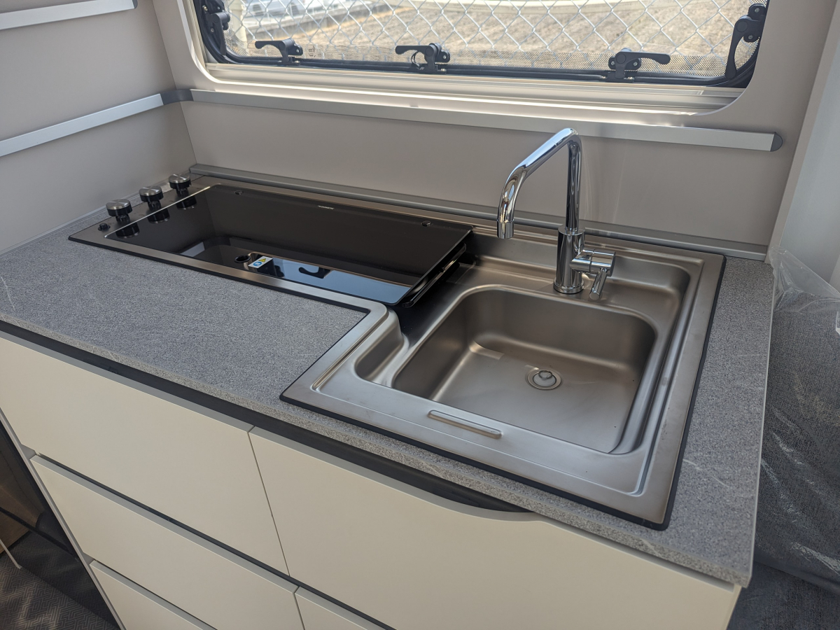 ADRIA ADORA 572 UT パノラマの空と暮らす、新しい旅のカタチ。の画像