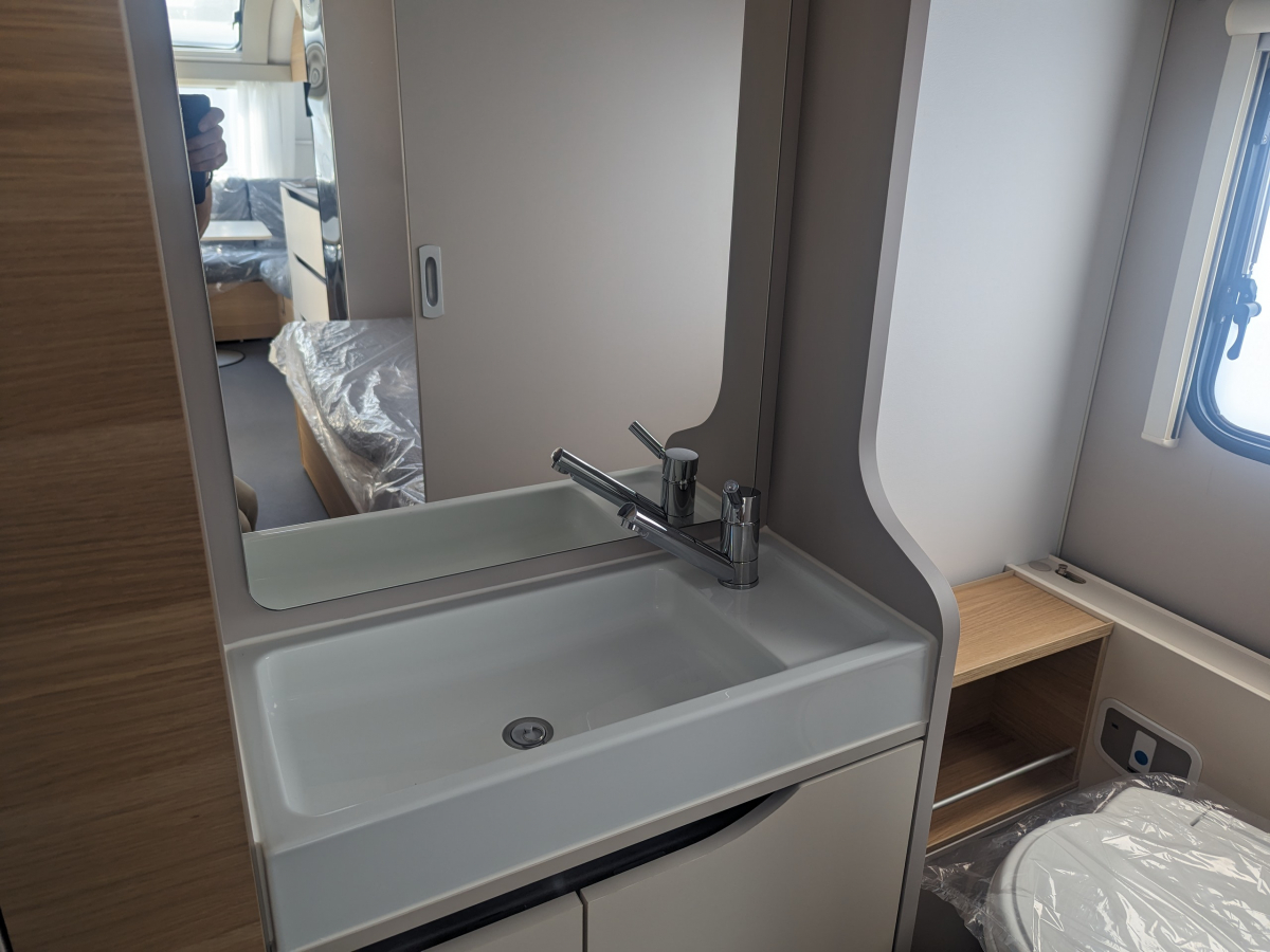 ADRIA ADORA 572 UT パノラマの空と暮らす、新しい旅のカタチ。の画像