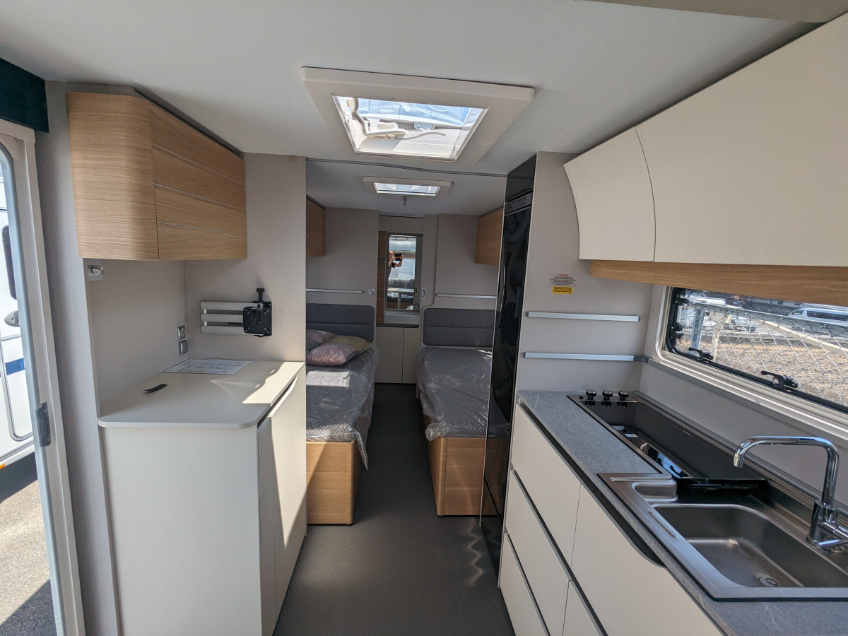 ADRIA ADORA 572 UT パノラマの空と暮らす、新しい旅のカタチ。の画像