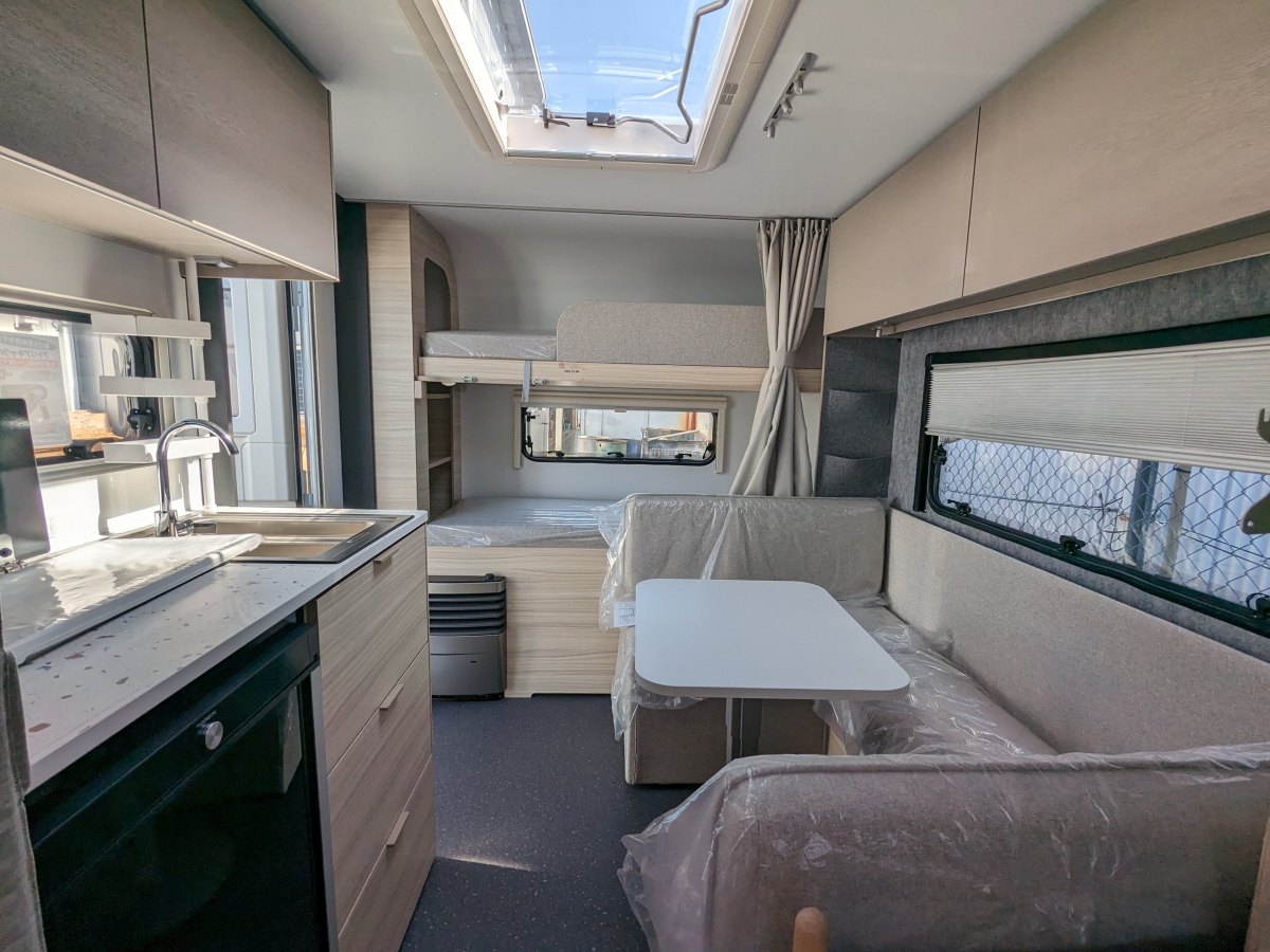 ADRIA ALTEA 472 PK 大人数でも使えるトレーラー!の画像