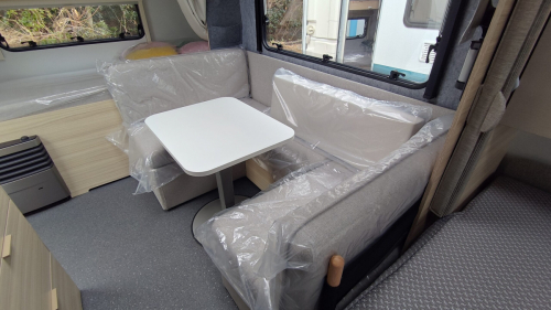 ADRIA ALTEA 472 PK 欧州車らしい洗練されたデザインと、子供たちの秘密基地のようなワクワク感を両立させた軽量・高級モデル!の他画像4枚目