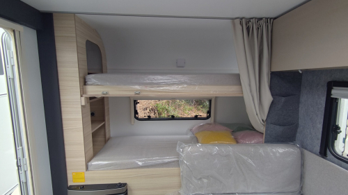 ADRIA ALTEA 472 PK 欧州車らしい洗練されたデザインと、子供たちの秘密基地のようなワクワク感を両立させた軽量・高級モデル!の他画像5枚目