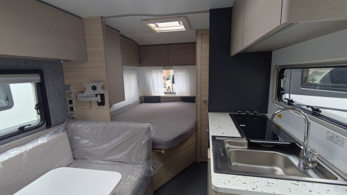 ADRIA ALTEA 472 PK 欧州車らしい洗練されたデザインと、子供たちの秘密基地のようなワクワク感を両立させた軽量・高級モデル!の他画像2枚目