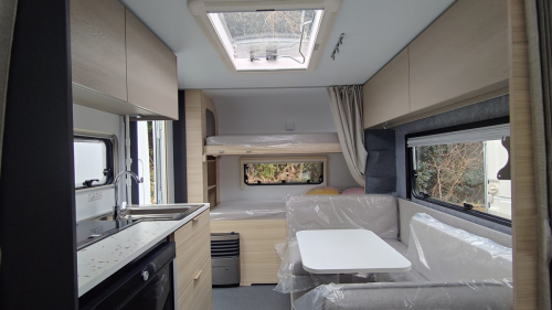 ADRIA ALTEA 472 PK 欧州車らしい洗練されたデザインと、子供たちの秘密基地のようなワクワク感を両立させた軽量・高級モデル!の他画像1枚目