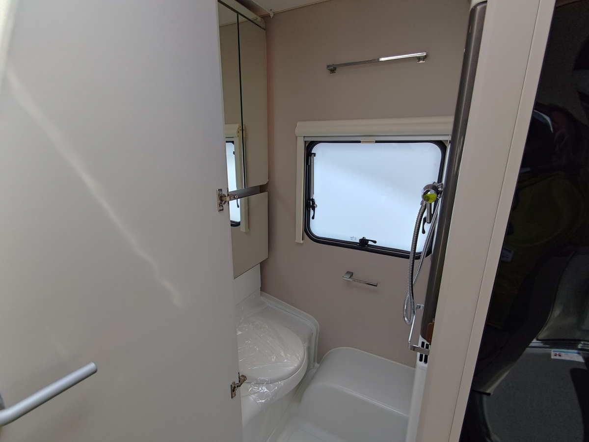 ADRIA ADORA 542 UL 日本で最も人気の高い「リア・ツインベッド」を組み合わせた、プレミアム・トラベルトレーラーの決定版の画像