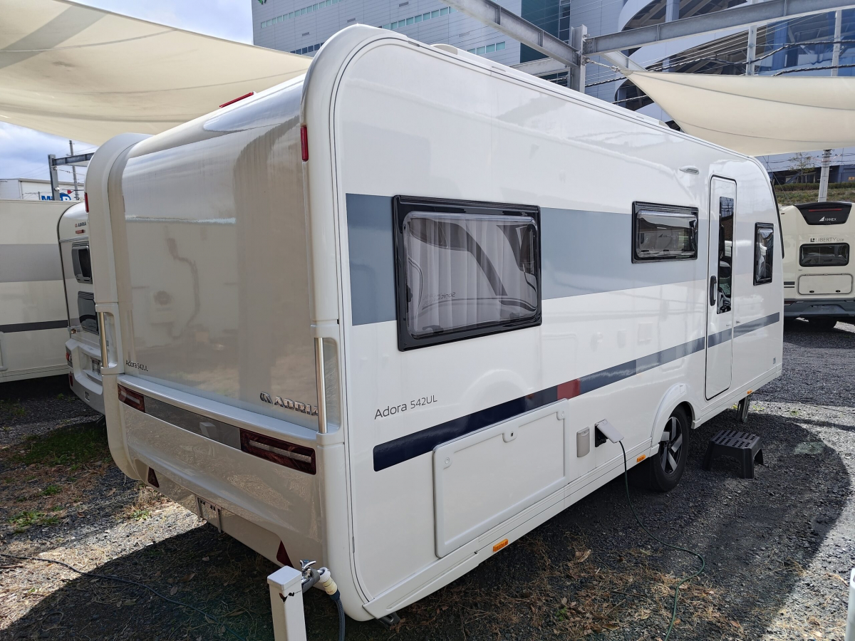 ADRIA ADORA 542 UL 日本で最も人気の高い「リア・ツインベッド」を組み合わせた、プレミアム・トラベルトレーラーの決定版の画像