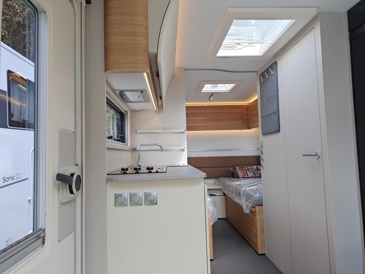 ADRIA ADORA 542 UL 日本で最も人気の高い「リア・ツインベッド」を組み合わせた、プレミアム・トラベルトレーラーの決定版の画像