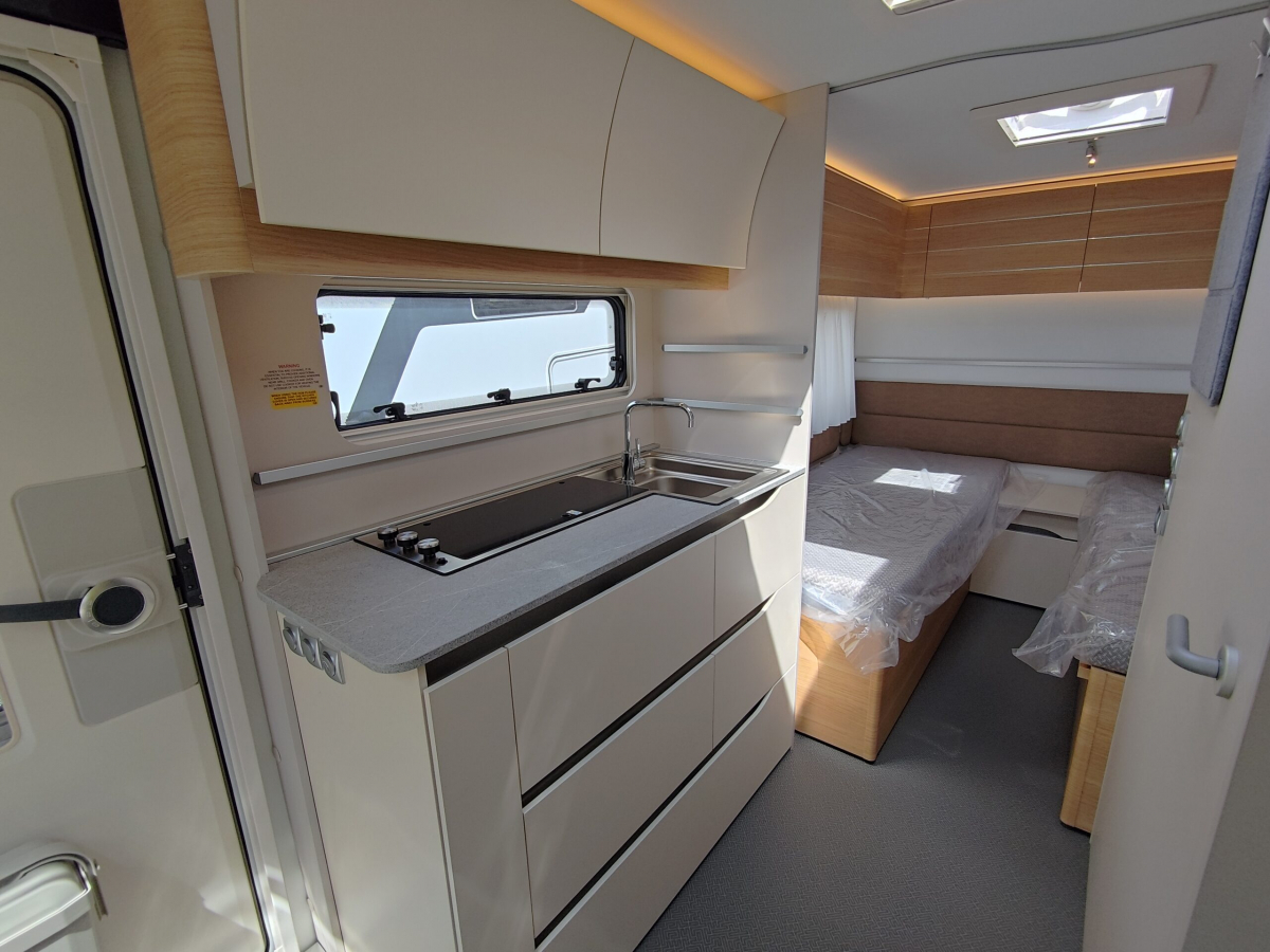 ADRIA ADORA 542 UL 日本で最も人気の高い「リア・ツインベッド」を組み合わせた、プレミアム・トラベルトレーラーの決定版の画像