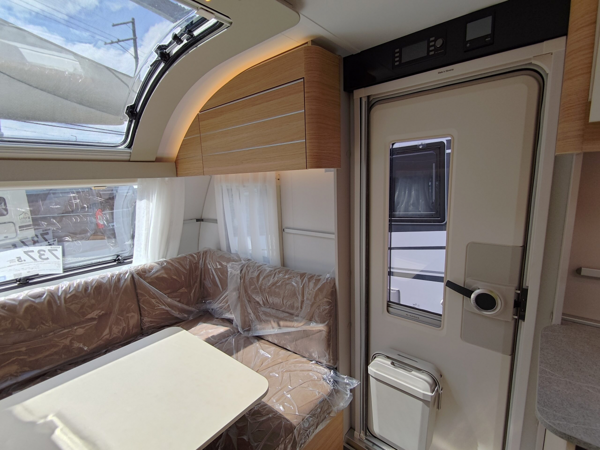 ADRIA ADORA 542 UL 日本で最も人気の高い「リア・ツインベッド」を組み合わせた、プレミアム・トラベルトレーラーの決定版の画像