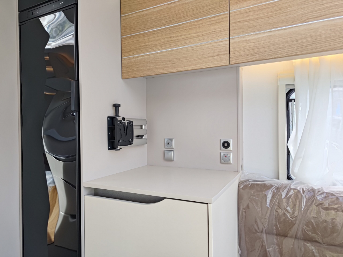 ADRIA ADORA 542 UL 日本で最も人気の高い「リア・ツインベッド」を組み合わせた、プレミアム・トラベルトレーラーの決定版の画像