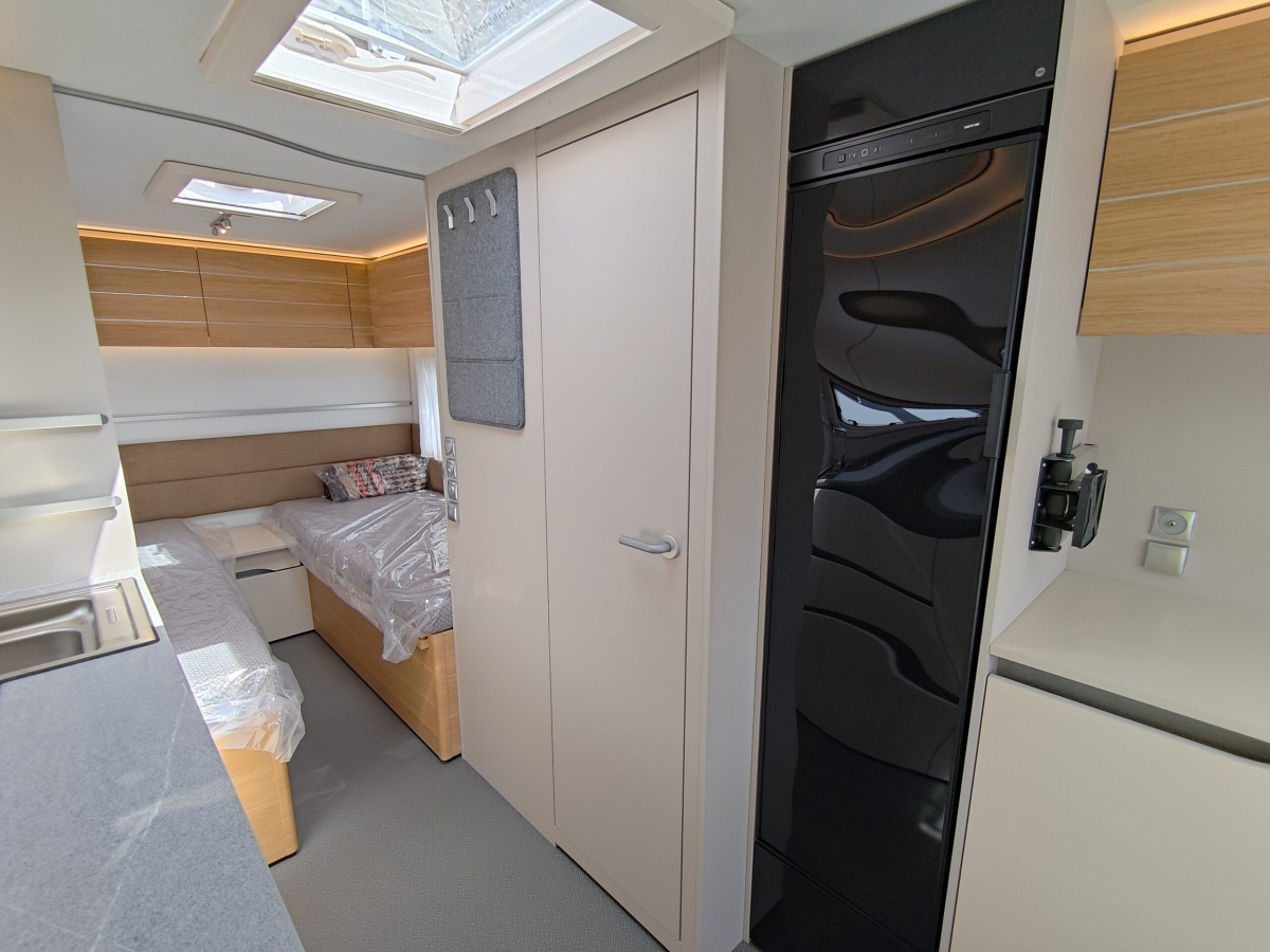 ADRIA ADORA 542 UL 日本で最も人気の高い「リア・ツインベッド」を組み合わせた、プレミアム・トラベルトレーラーの決定版の画像