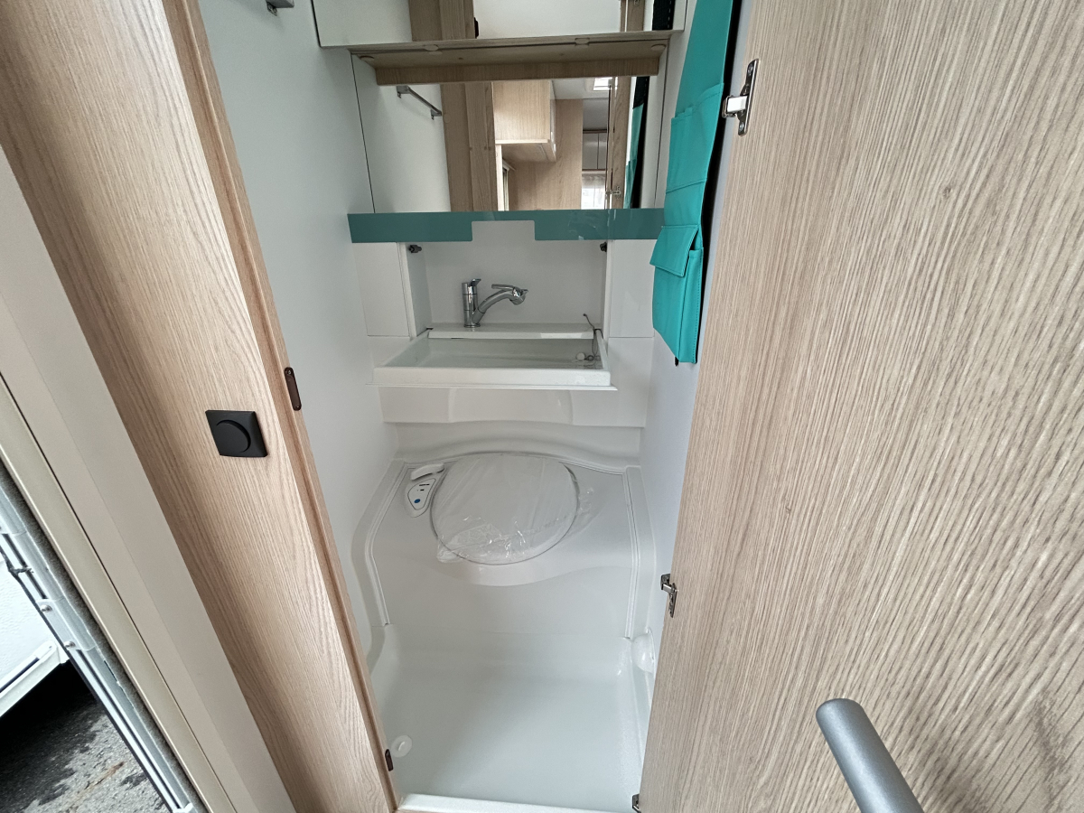 ADRIA AVIVA 400 PS 牽引免許不要!初心者の方も安心のキャンピングトレーラーの画像