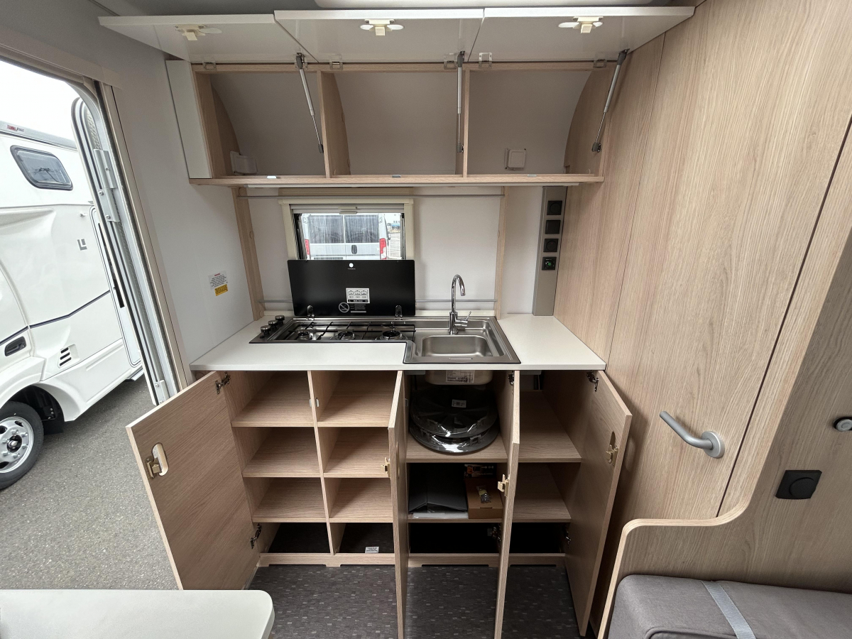 ADRIA AVIVA 442 PH ちょうどいいサイズに充実した室内!充実した室内装備がたくさん付いています!の画像