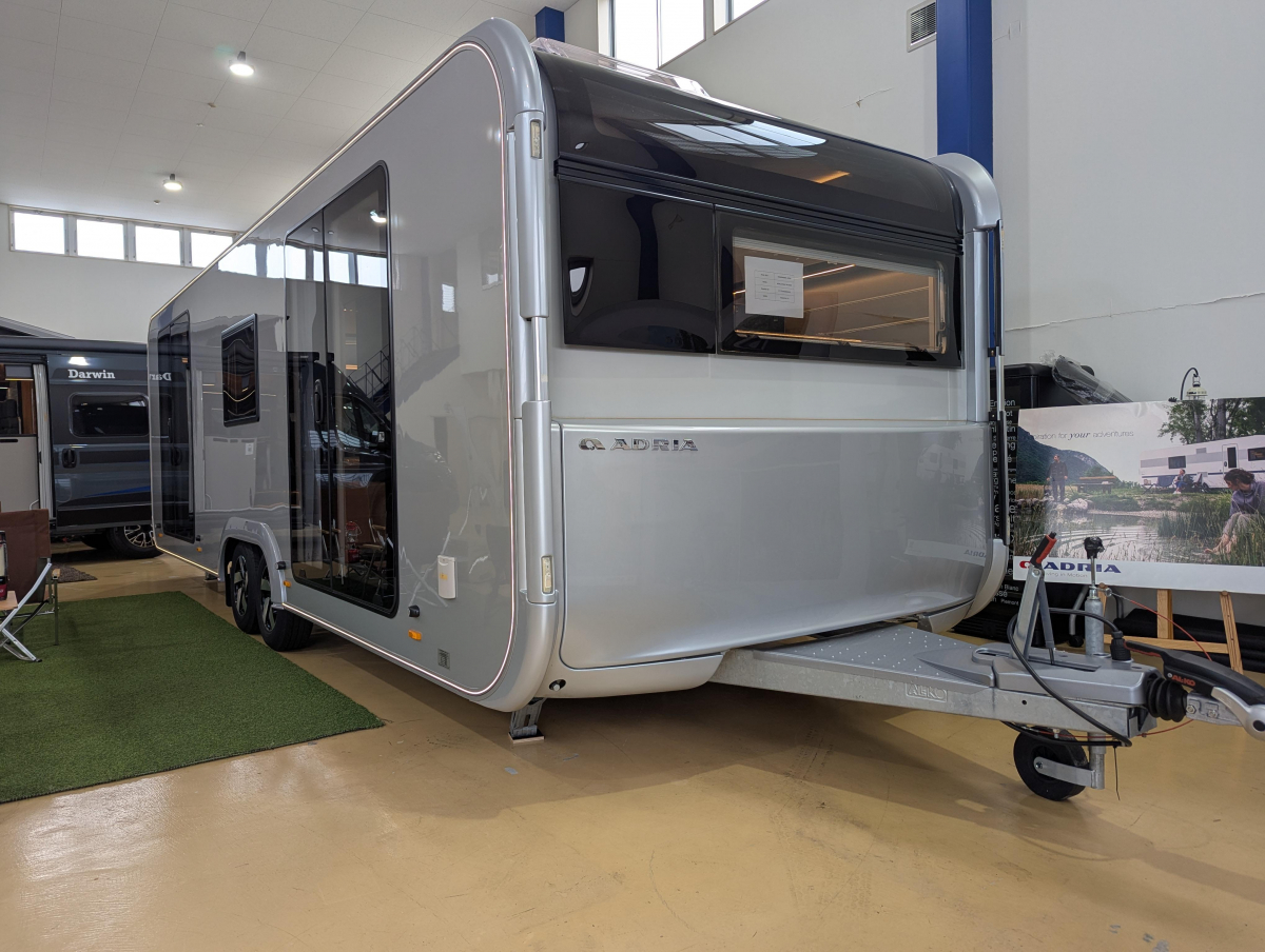 ADRIA ASTELLA 704 HP 移動可能なラグジュアリー・セカンドハウス(別荘)の画像