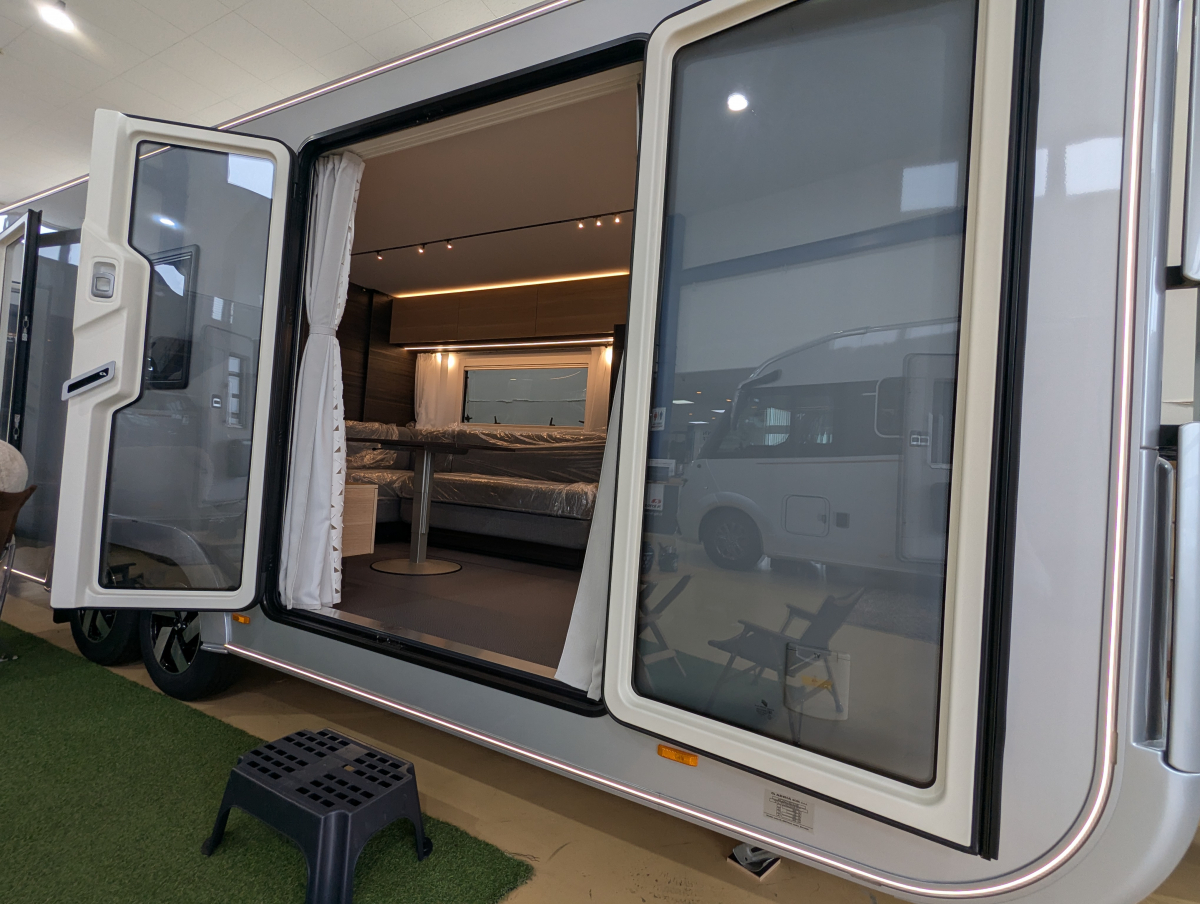 ADRIA ASTELLA 704 HP 移動可能なラグジュアリー・セカンドハウス(別荘)の画像