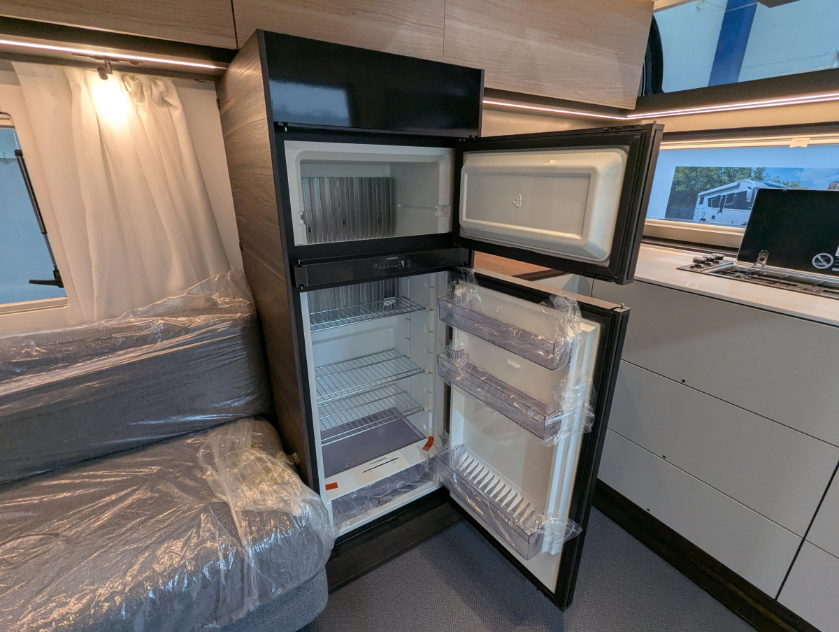ADRIA ASTELLA 704 HP 移動可能なラグジュアリー・セカンドハウス(別荘)の画像