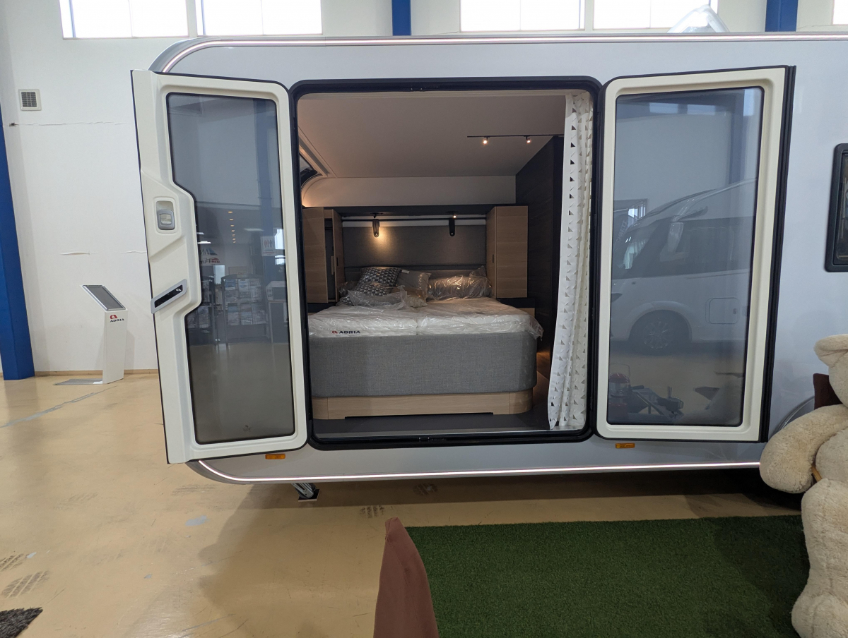 ADRIA ASTELLA 704 HP 移動可能なラグジュアリー・セカンドハウス(別荘)の画像