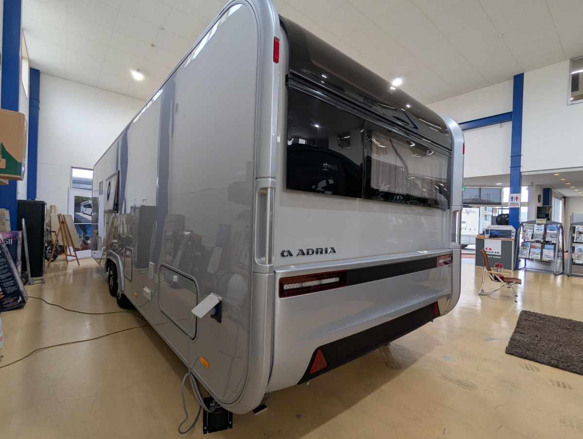 ADRIA ASTELLA 704 HP 移動可能なラグジュアリー・セカンドハウス(別荘)の画像