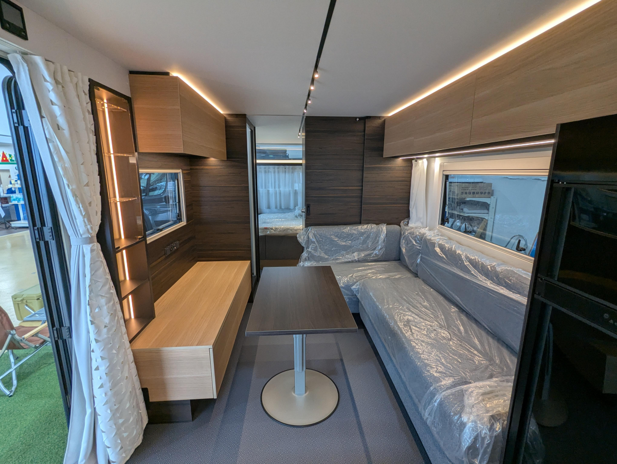 ADRIA ASTELLA 704 HP 移動可能なラグジュアリー・セカンドハウス(別荘)の画像
