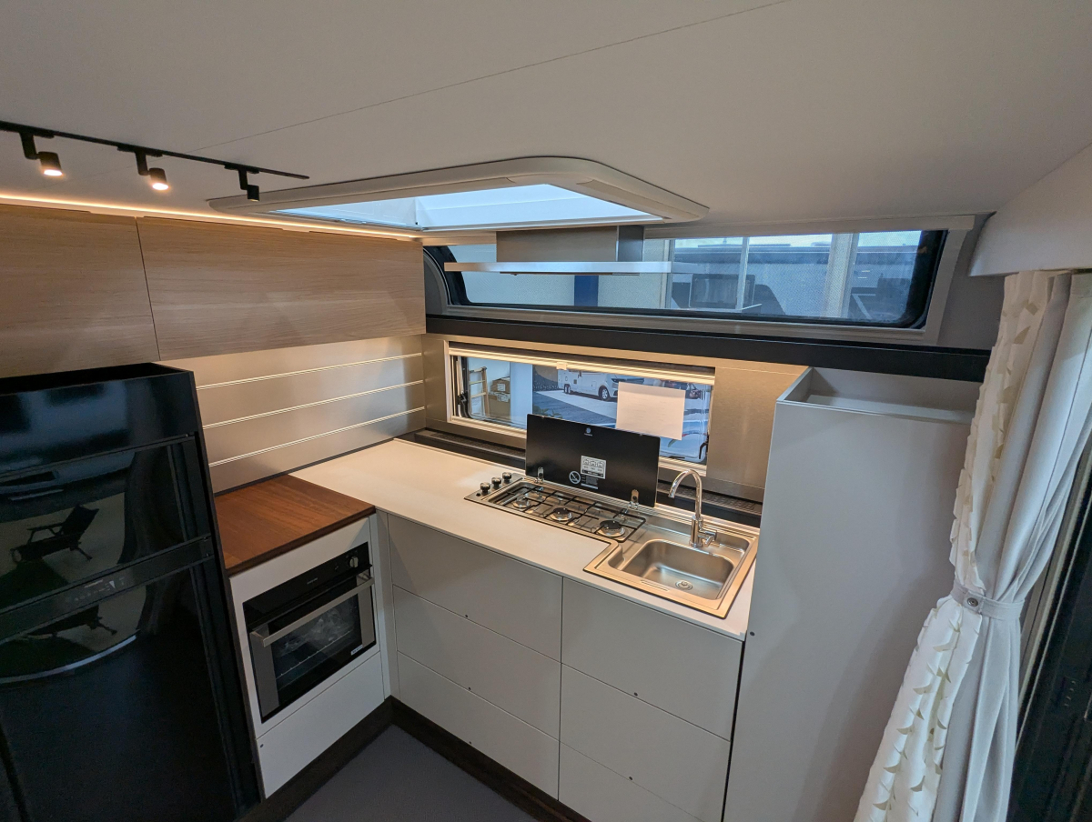 ADRIA ASTELLA 704 HP 移動可能なラグジュアリー・セカンドハウス(別荘)の画像