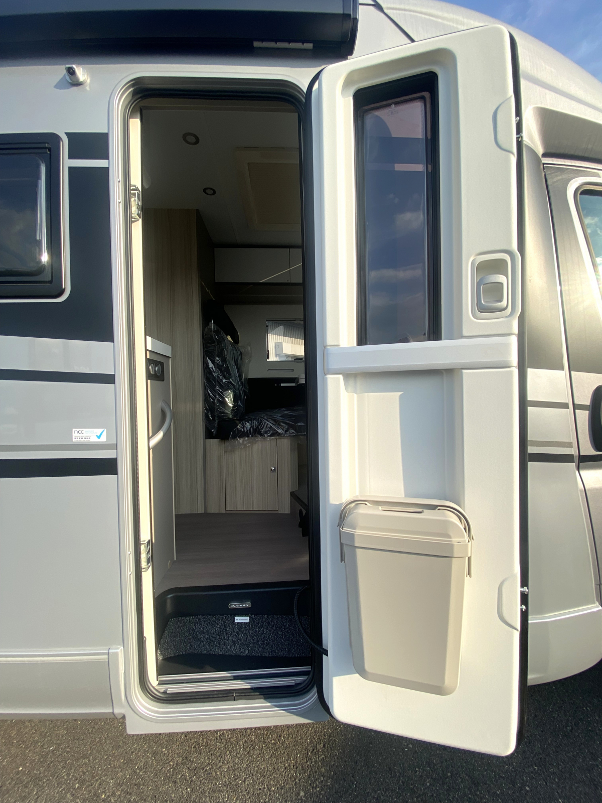ADRIA COMPACT SUPREME SL スリムを極めた、動く高級ホテル。の画像