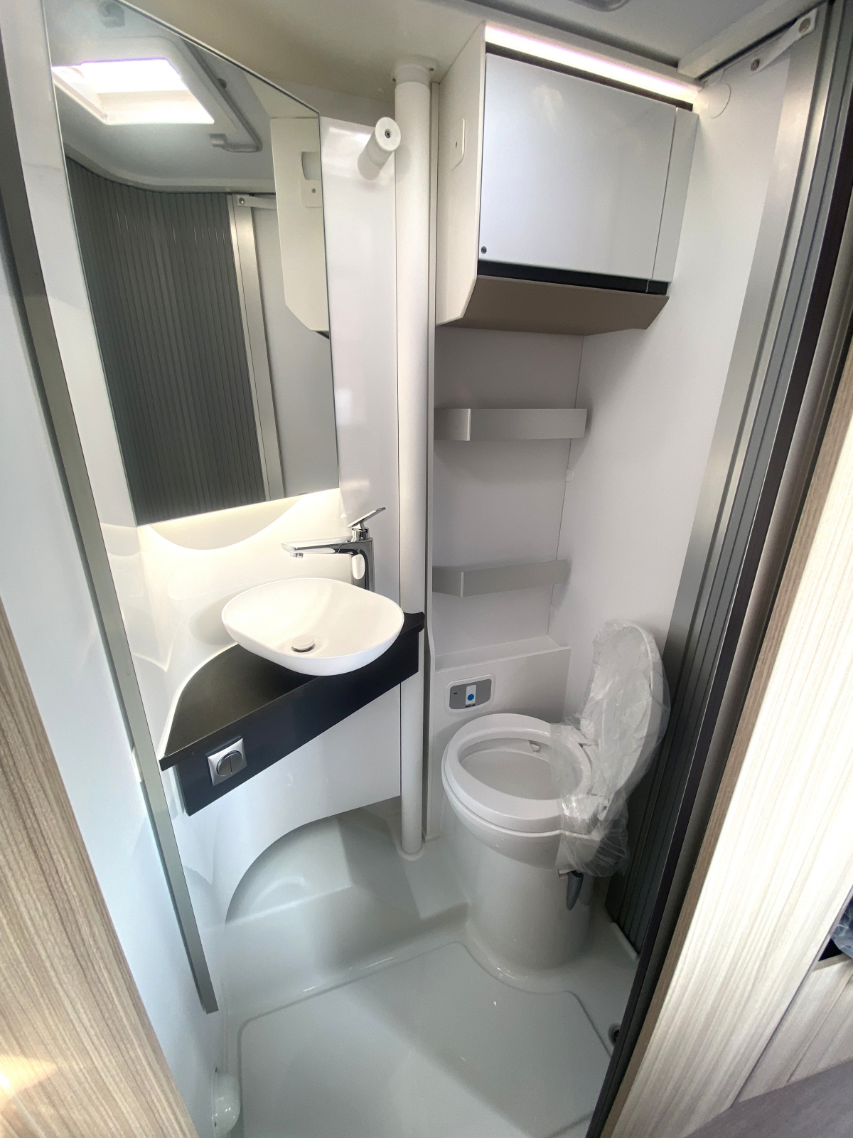 ADRIA COMPACT SUPREME SL スリムを極めた、動く高級ホテル。の画像