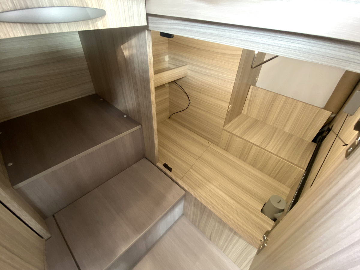 ADRIA COMPACT SUPREME SL スリムを極めた、動く高級ホテル。の画像