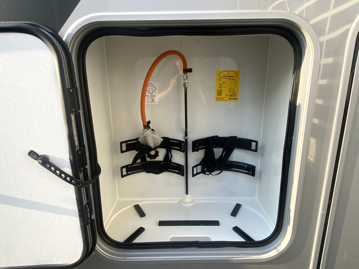 ADRIA COMPACT SUPREME SL スリムを極めた、動く高級ホテル。の画像