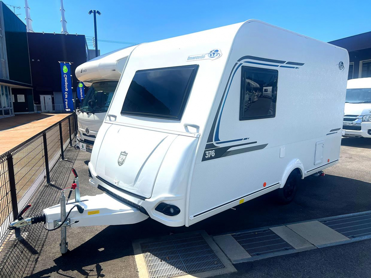 インディアナRV エメロード 376 VIP Hybrid 牽引免許不要で扱える手軽さと、最新の電装システムを融合させた非常に人気の高い軽量キャンピングトレーラーの画像
