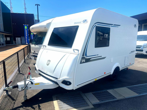 インディアナRV エメロード 376 VIP Hybrid<br>牽引免許不要で扱える手軽さと、最新の電装システムを融合させた非常に人気の高い軽量キャンピングトレーラー