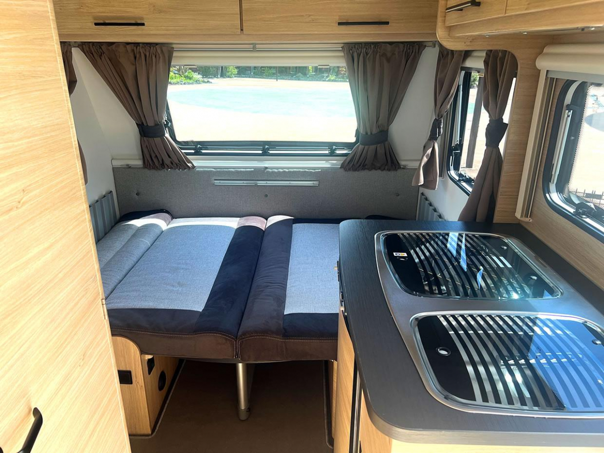 インディアナRV エメロード 376 VIP Hybrid 牽引免許不要で扱える手軽さと、最新の電装システムを融合させた非常に人気の高い軽量キャンピングトレーラーの画像