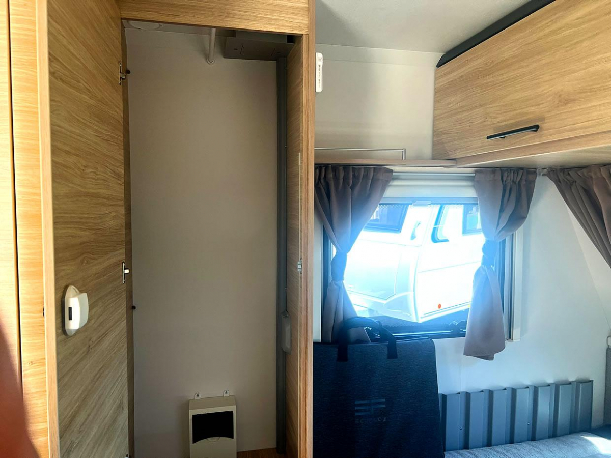 インディアナRV エメロード 376 VIP Hybrid 牽引免許不要で扱える手軽さと、最新の電装システムを融合させた非常に人気の高い軽量キャンピングトレーラーの画像