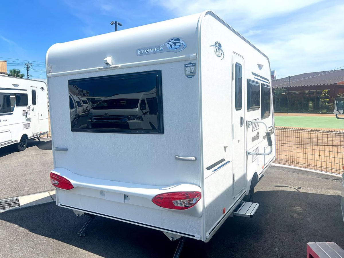 インディアナRV エメロード 376 VIP Hybrid 牽引免許不要で扱える手軽さと、最新の電装システムを融合させた非常に人気の高い軽量キャンピングトレーラーの画像