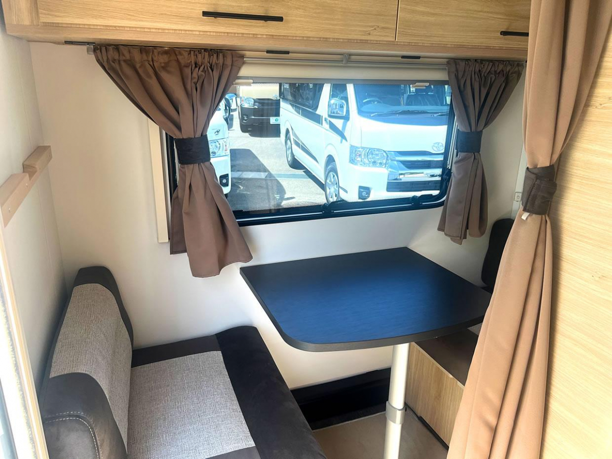 インディアナRV エメロード 376 VIP Hybrid 牽引免許不要で扱える手軽さと、最新の電装システムを融合させた非常に人気の高い軽量キャンピングトレーラーの画像