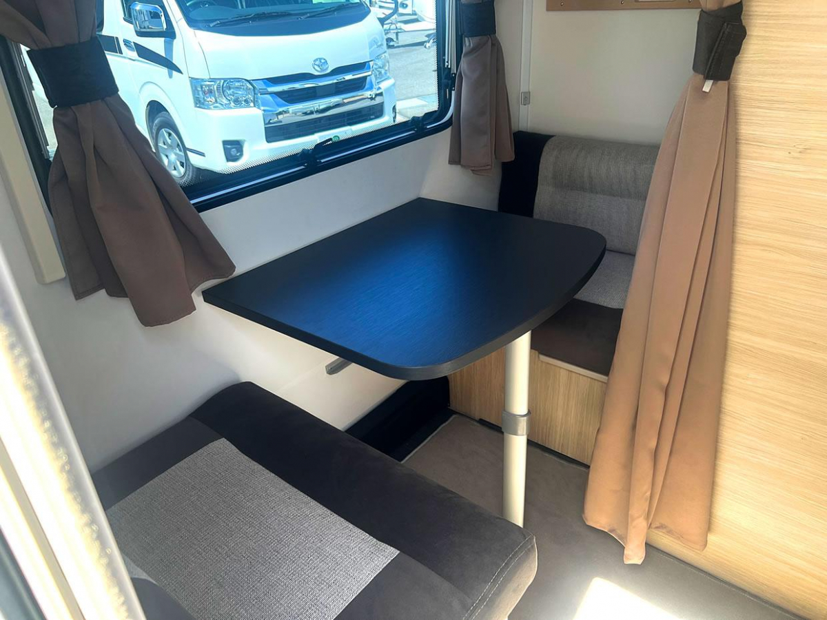 インディアナRV エメロード 376 VIP Hybrid 牽引免許不要で扱える手軽さと、最新の電装システムを融合させた非常に人気の高い軽量キャンピングトレーラーの画像