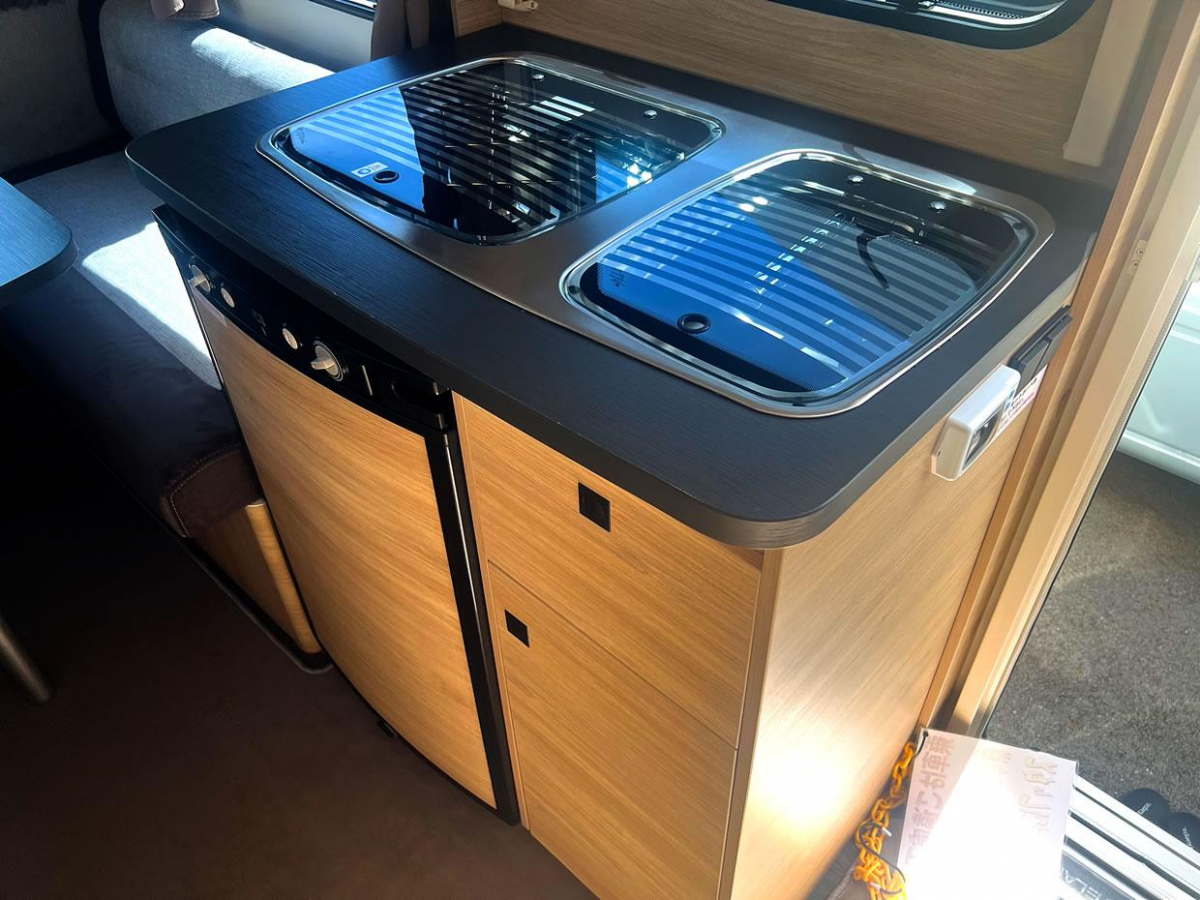 インディアナRV エメロード 376 VIP Hybrid 牽引免許不要で扱える手軽さと、最新の電装システムを融合させた非常に人気の高い軽量キャンピングトレーラーの画像